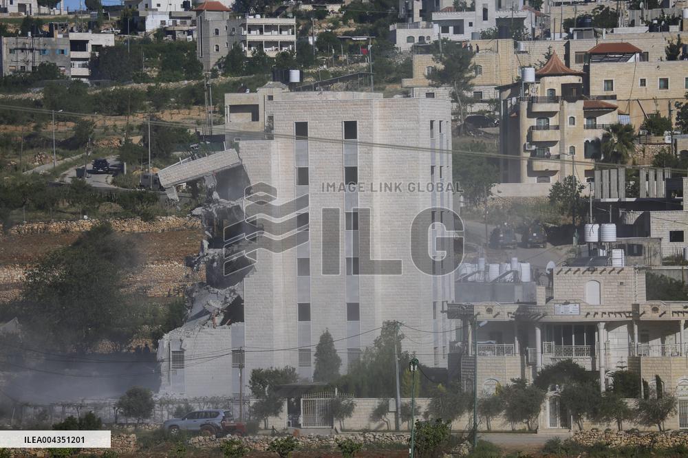 Israeli Forces Demolish Unauthorized Building - West Bank