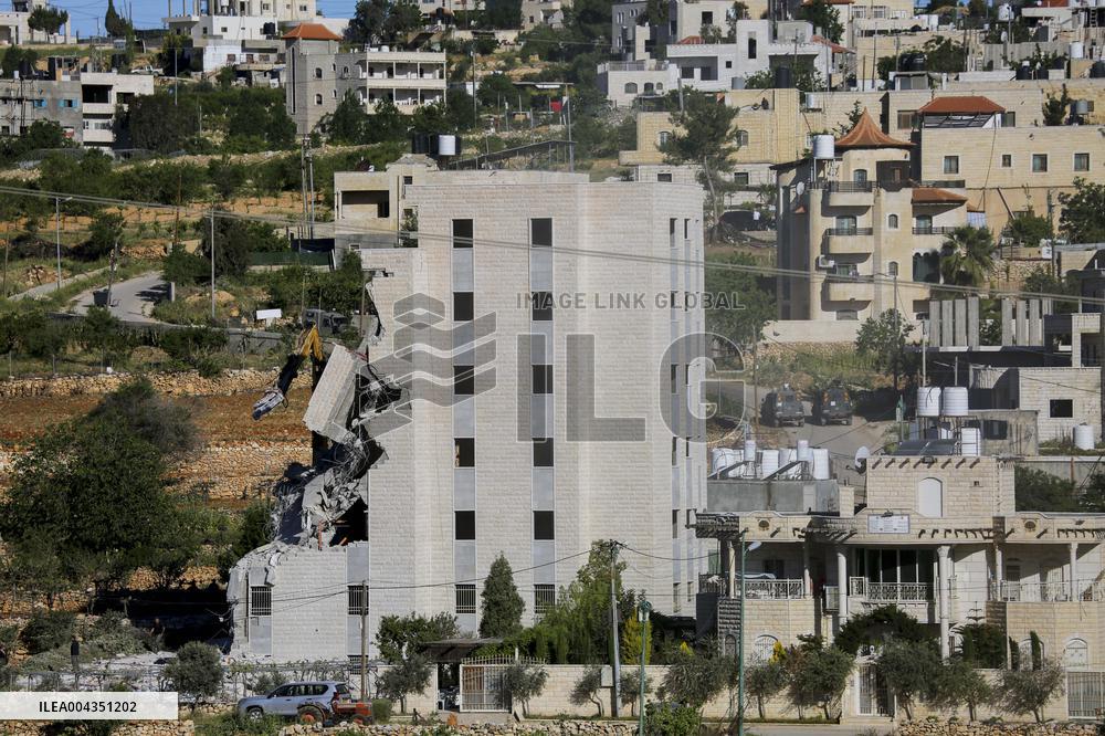 Israeli Forces Demolish Unauthorized Building - West Bank
