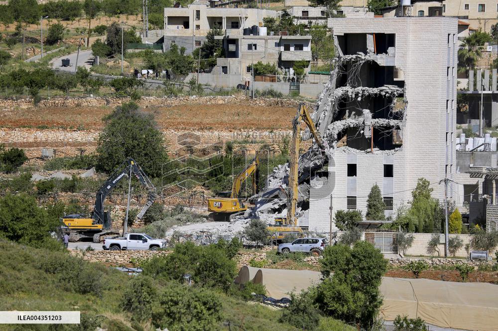 Israeli Forces Demolish Unauthorized Building - West Bank