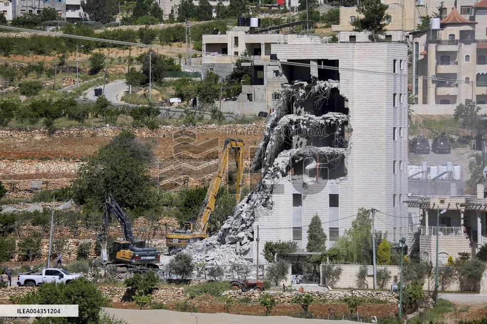Israeli Forces Demolish Unauthorized Building - West Bank