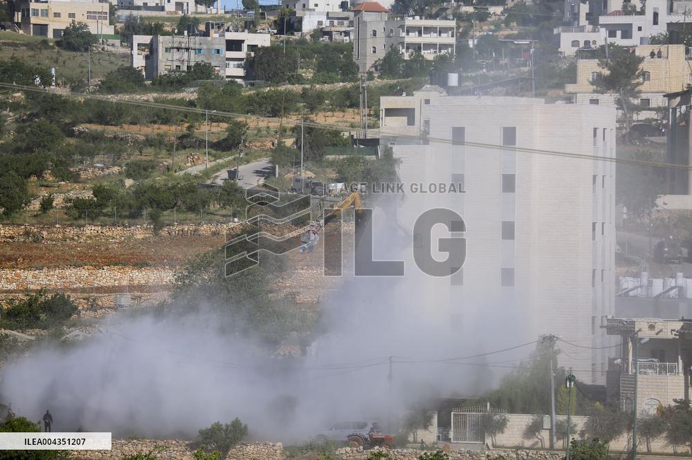Israeli Forces Demolish Unauthorized Building - West Bank