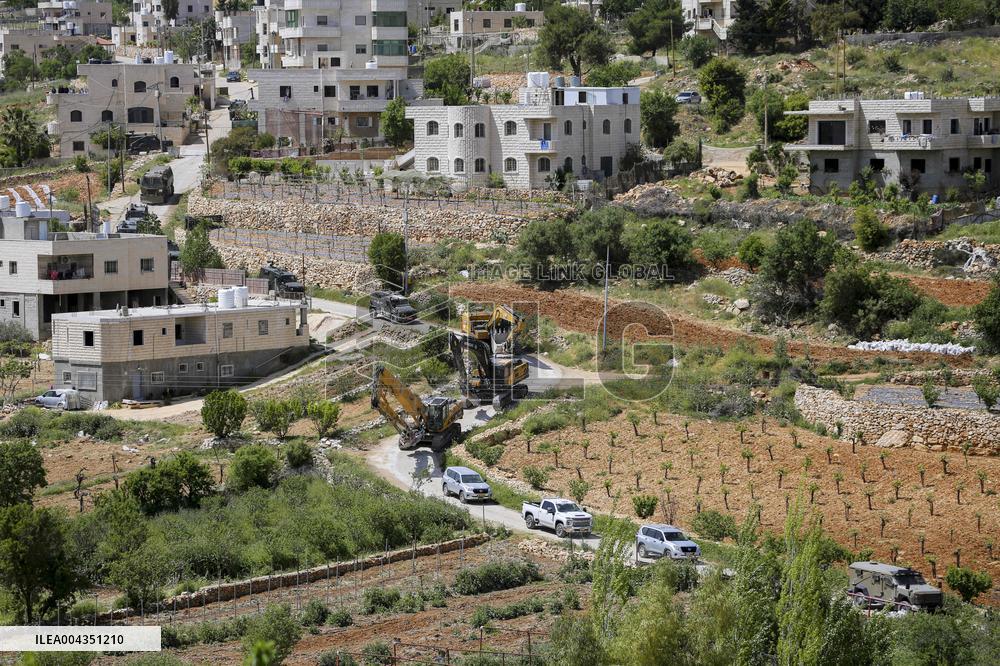 Israeli Forces Demolish Unauthorized Building - West Bank