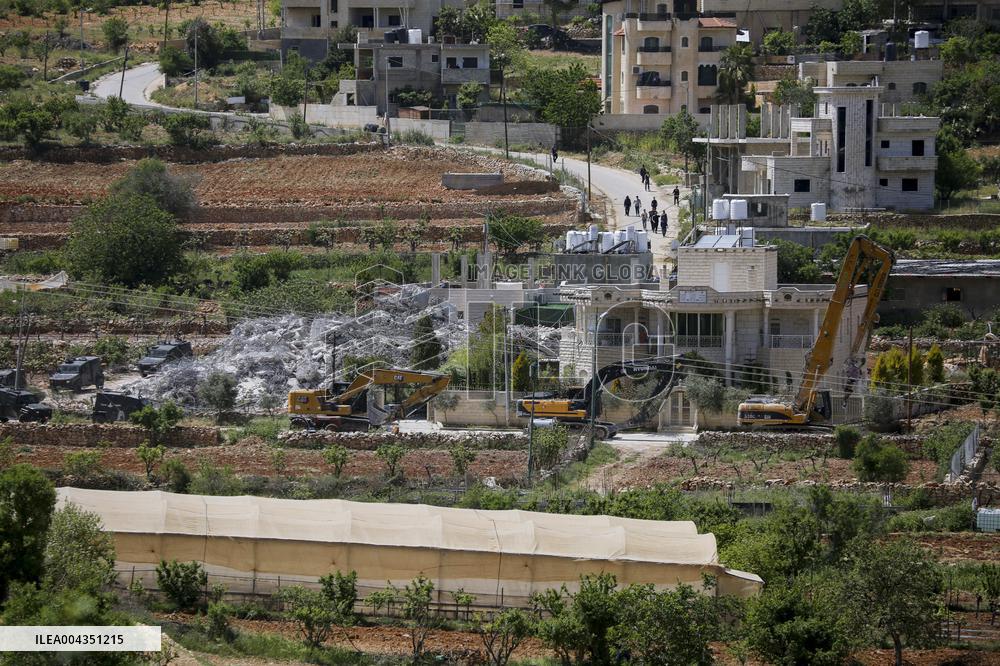 Israeli Forces Demolish Unauthorized Building - West Bank