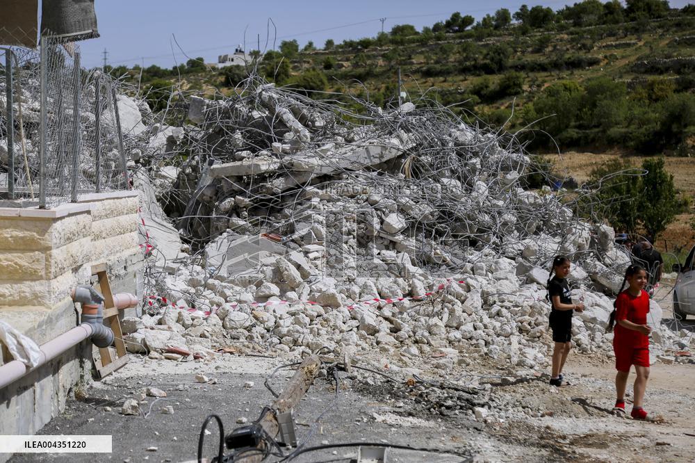 Israeli Forces Demolish Unauthorized Building - West Bank
