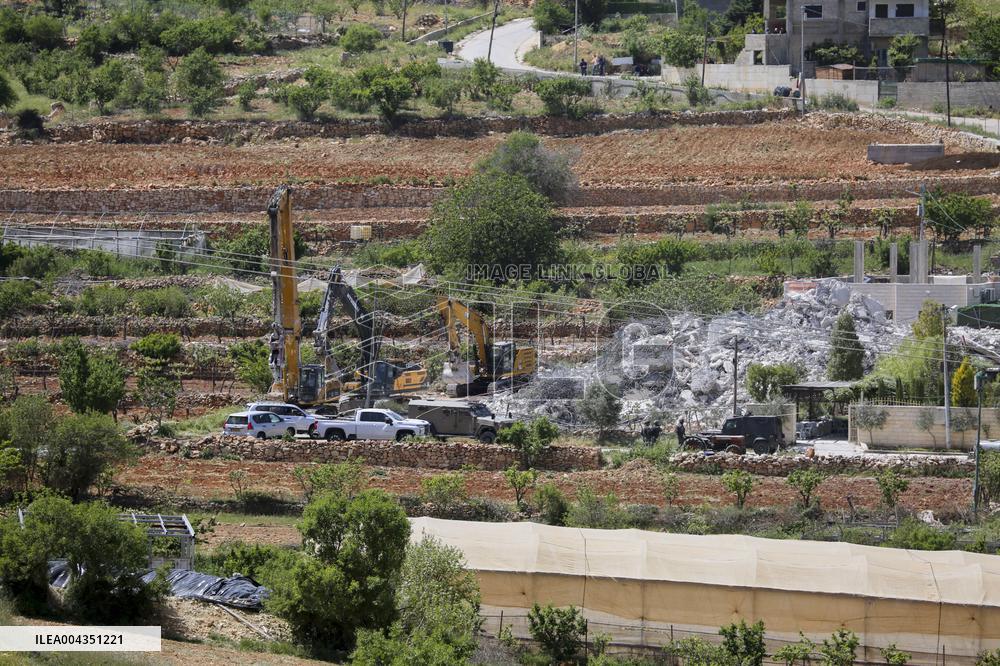 Israeli Forces Demolish Unauthorized Building - West Bank
