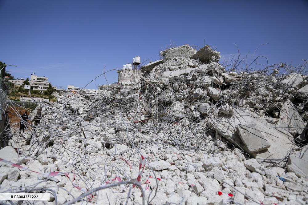 Israeli Forces Demolish Unauthorized Building - West Bank