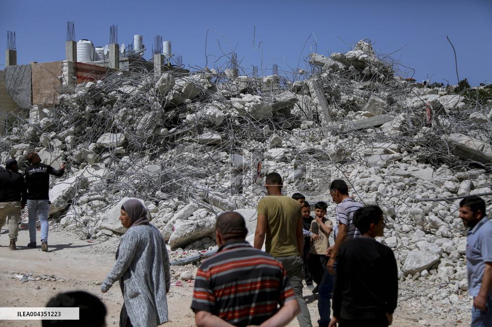 Israeli Forces Demolish Unauthorized Building - West Bank