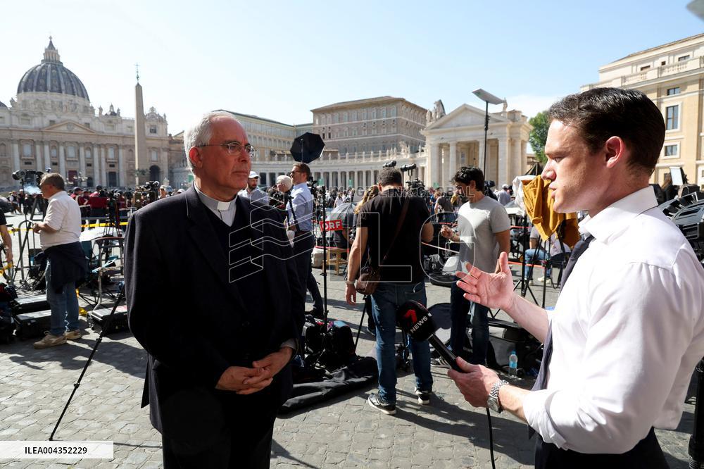 ilgrims Walk St Peter's Holy Door on the second day since death of the pontiff - Vatican