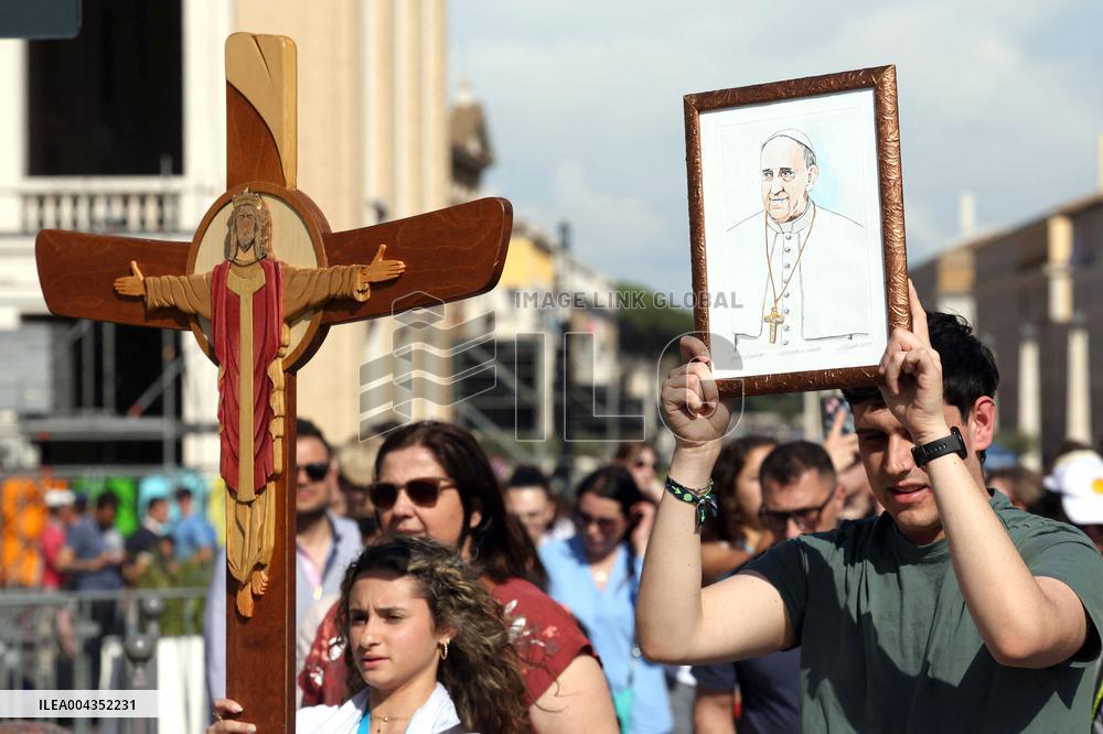 ilgrims Walk St Peter's Holy Door on the second day since death of the pontiff - Vatican