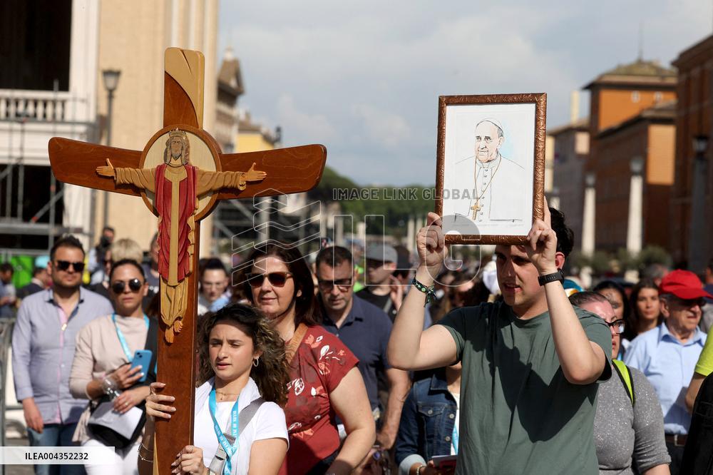 ilgrims Walk St Peter's Holy Door on the second day since death of the pontiff - Vatican