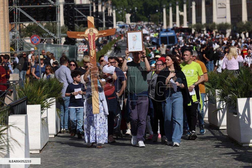 ilgrims Walk St Peter's Holy Door on the second day since death of the pontiff - Vatican