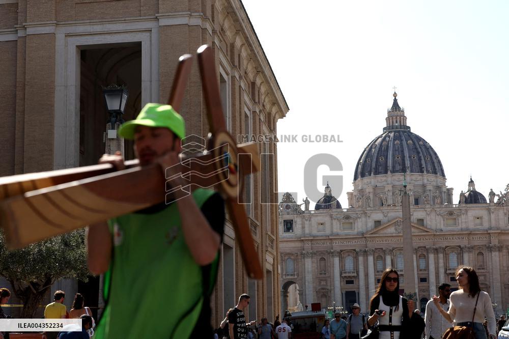 ilgrims Walk St Peter's Holy Door on the second day since death of the pontiff - Vatican