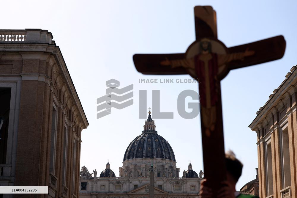 ilgrims Walk St Peter's Holy Door on the second day since death of the pontiff - Vatican