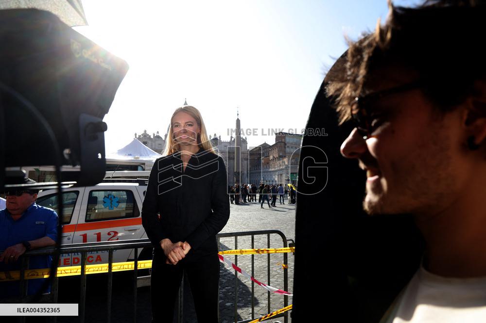 Roma, i pellegrini in Piazza San Pietro camminano verso la Porta Santa con la croce ed il quadro di Papa Francesco Bergoglio nel