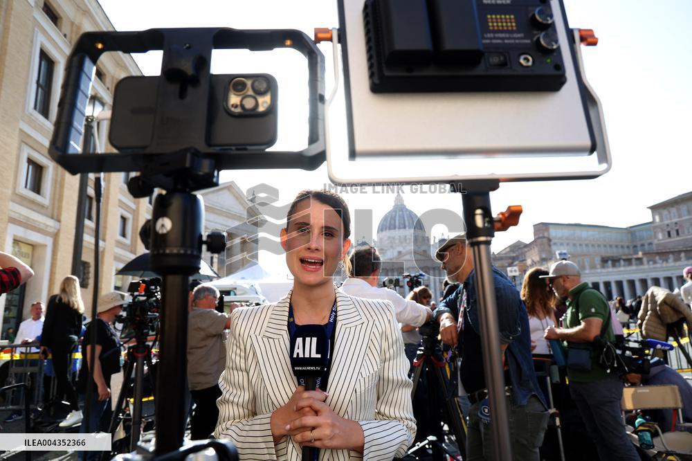 Roma, i pellegrini in Piazza San Pietro camminano verso la Porta Santa con la croce ed il quadro di Papa Francesco Bergoglio nel
