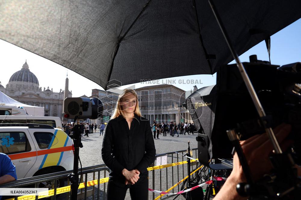 Roma, i pellegrini in Piazza San Pietro camminano verso la Porta Santa con la croce ed il quadro di Papa Francesco Bergoglio nel