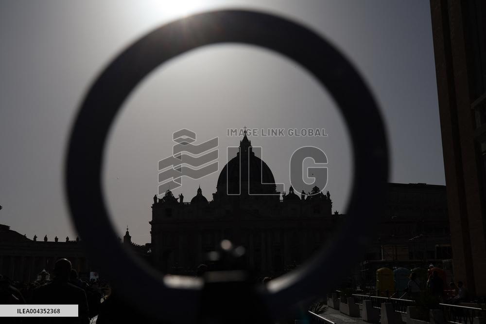 Roma, i pellegrini in Piazza San Pietro camminano verso la Porta Santa con la croce ed il quadro di Papa Francesco Bergoglio nel
