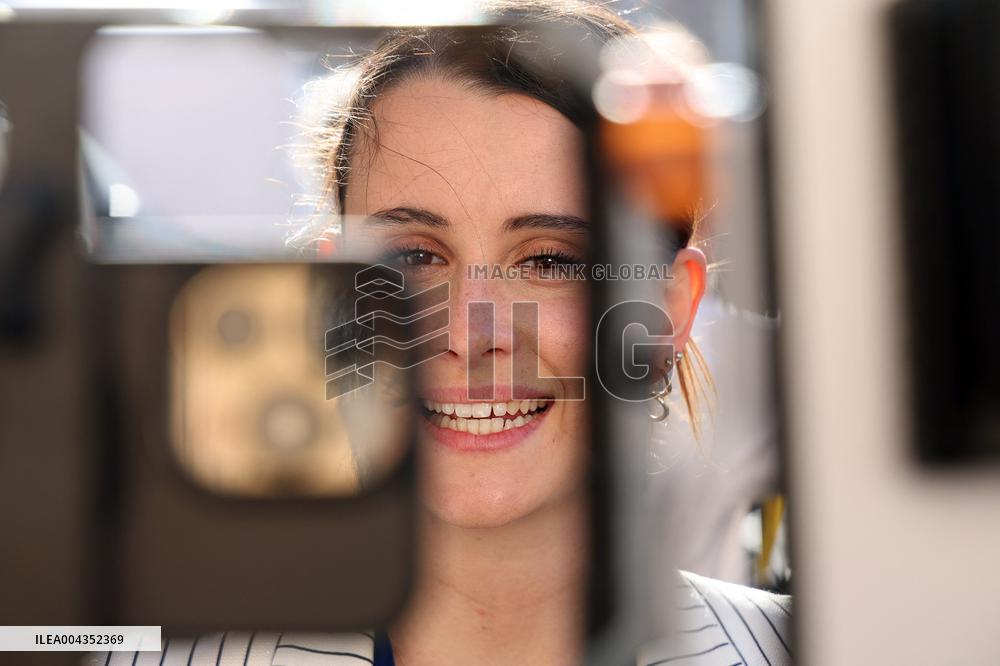Roma, i pellegrini in Piazza San Pietro camminano verso la Porta Santa con la croce ed il quadro di Papa Francesco Bergoglio nel