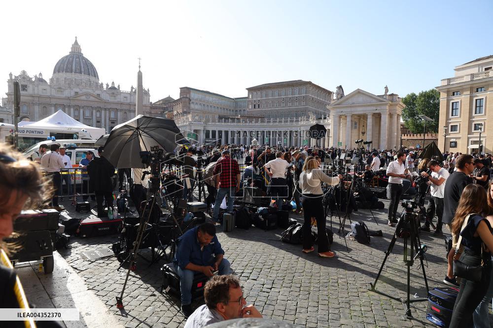 Roma, i pellegrini in Piazza San Pietro camminano verso la Porta Santa con la croce ed il quadro di Papa Francesco Bergoglio nel