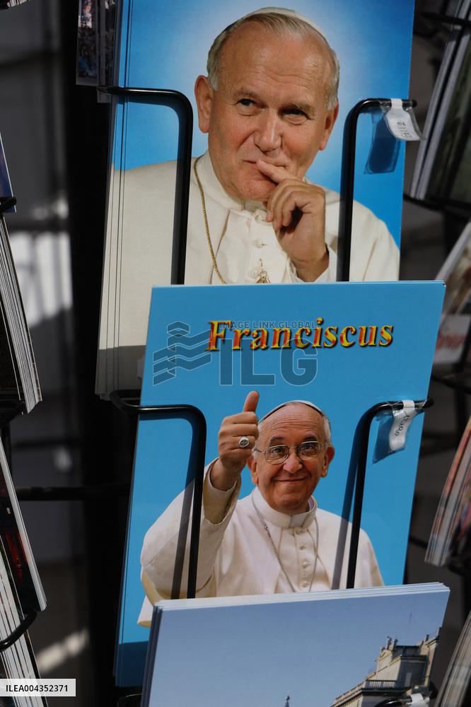 Roma, i pellegrini in Piazza San Pietro camminano verso la Porta Santa con la croce ed il quadro di Papa Francesco Bergoglio nel