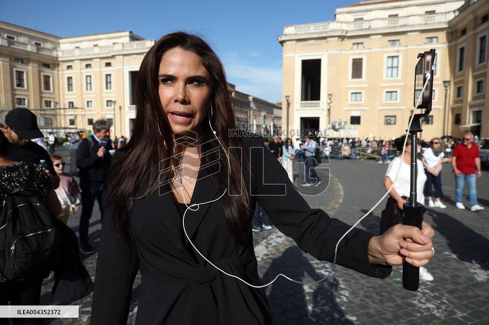 Roma, i pellegrini in Piazza San Pietro camminano verso la Porta Santa con la croce ed il quadro di Papa Francesco Bergoglio nel