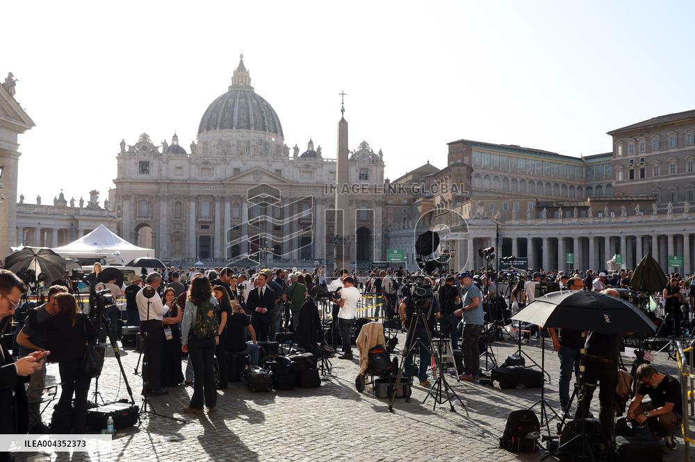 Roma, i pellegrini in Piazza San Pietro camminano verso la Porta Santa con la croce ed il quadro di Papa Francesco Bergoglio nel
