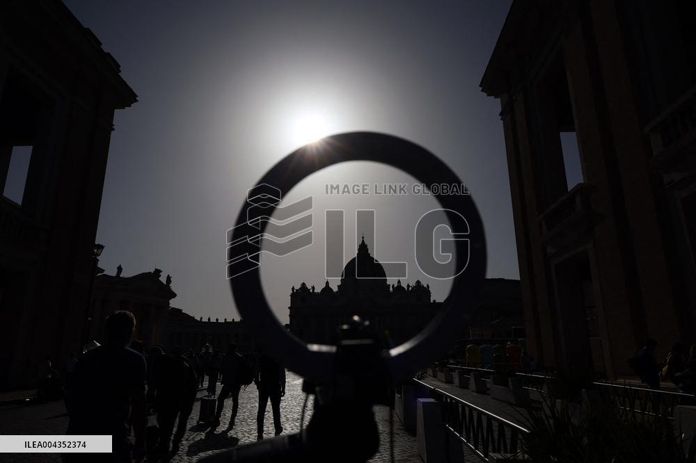 Roma, i pellegrini in Piazza San Pietro camminano verso la Porta Santa con la croce ed il quadro di Papa Francesco Bergoglio nel