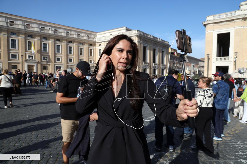 Roma, i pellegrini in Piazza San Pietro camminano verso la Porta Santa con la croce ed il quadro di Papa Francesco Bergoglio nel