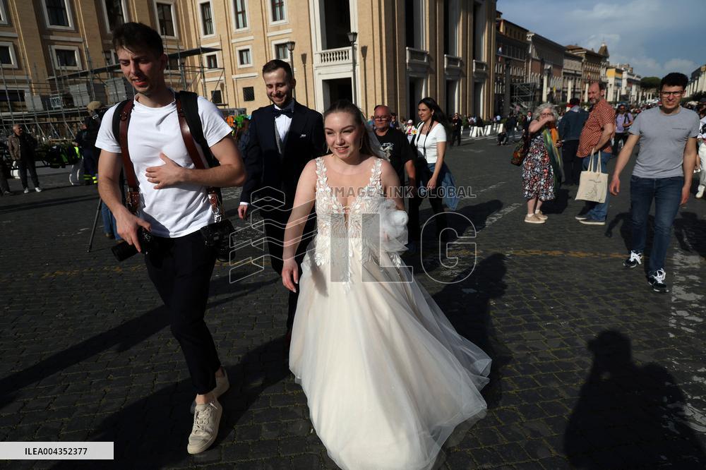 Roma, i pellegrini in Piazza San Pietro camminano verso la Porta Santa con la croce ed il quadro di Papa Francesco Bergoglio nel