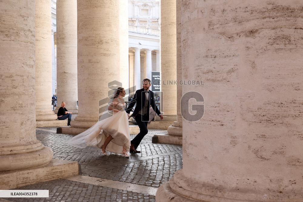 Roma, i pellegrini in Piazza San Pietro camminano verso la Porta Santa con la croce ed il quadro di Papa Francesco Bergoglio nel