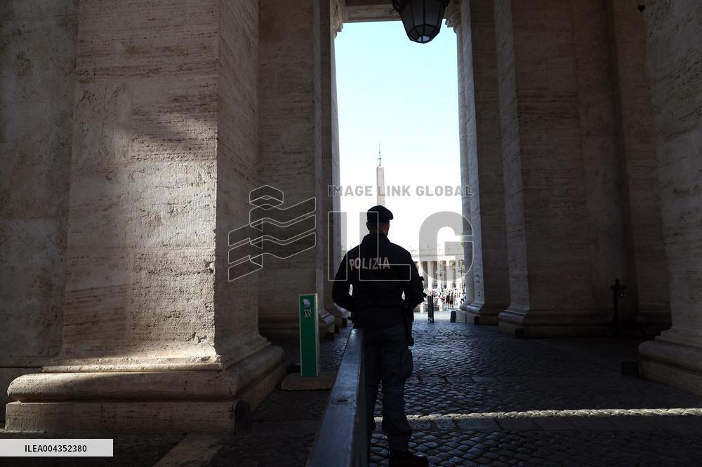 Roma, i pellegrini in Piazza San Pietro camminano verso la Porta Santa con la croce ed il quadro di Papa Francesco Bergoglio nel