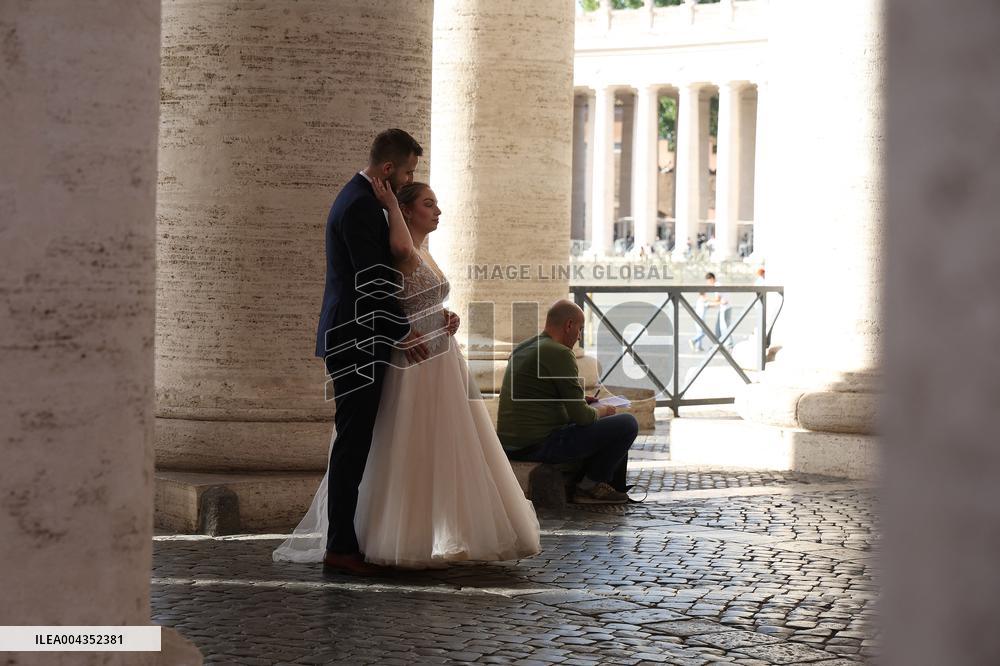 Roma, i pellegrini in Piazza San Pietro camminano verso la Porta Santa con la croce ed il quadro di Papa Francesco Bergoglio nel
