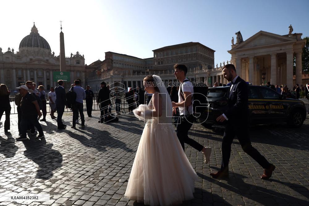 Roma, i pellegrini in Piazza San Pietro camminano verso la Porta Santa con la croce ed il quadro di Papa Francesco Bergoglio nel