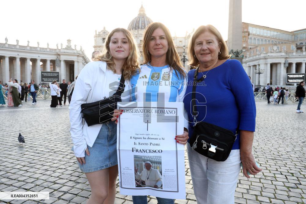 Roma, i pellegrini in Piazza San Pietro camminano verso la Porta Santa con la croce ed il quadro di Papa Francesco Bergoglio nel