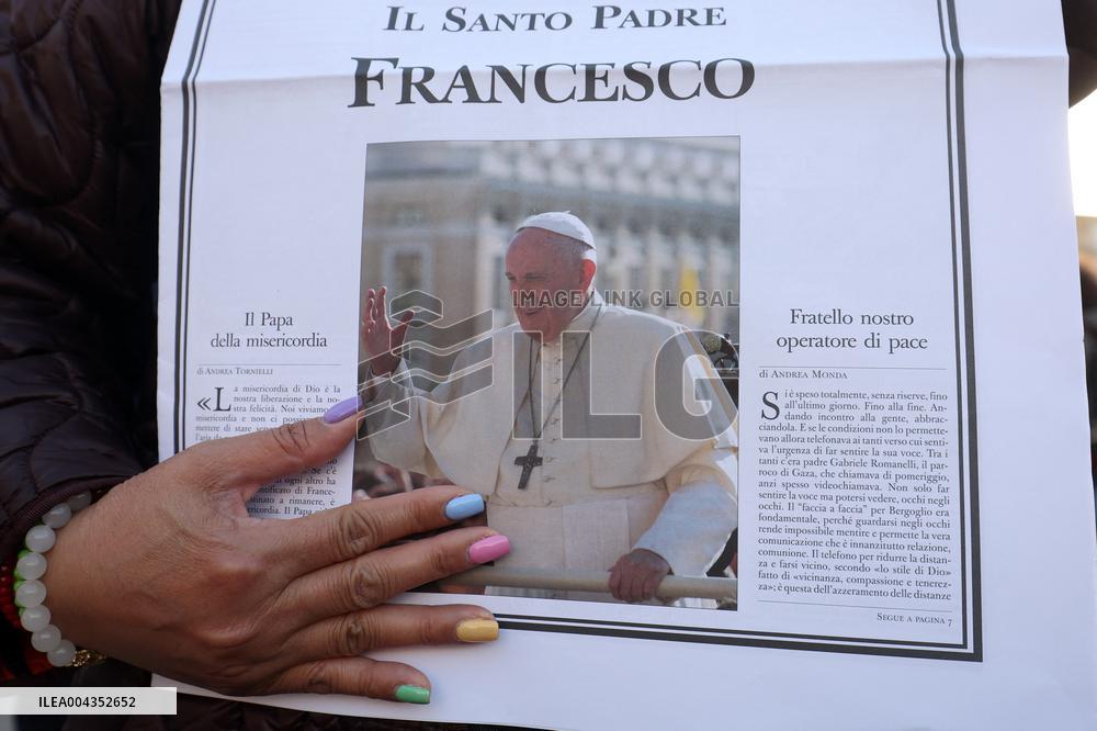 Roma, i pellegrini in Piazza San Pietro camminano verso la Porta Santa con la croce ed il quadro di Papa Francesco Bergoglio nel
