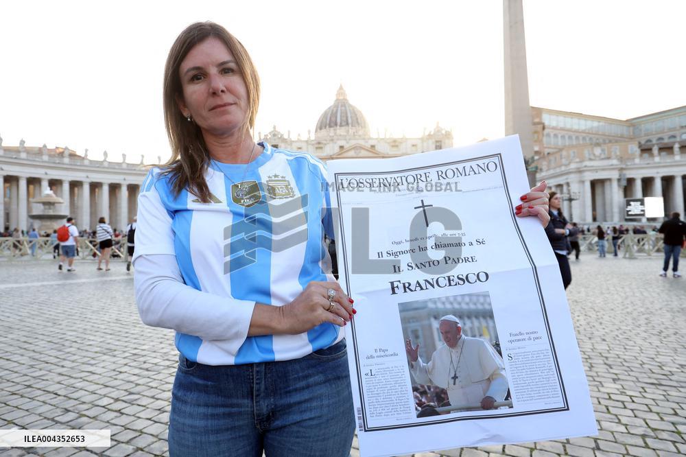 Roma, i pellegrini in Piazza San Pietro camminano verso la Porta Santa con la croce ed il quadro di Papa Francesco Bergoglio nel