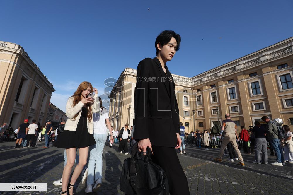 Roma, i pellegrini in Piazza San Pietro camminano verso la Porta Santa con la croce ed il quadro di Papa Francesco Bergoglio nel