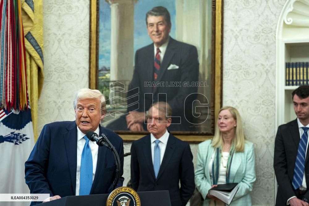 Paul Atkins Sworn-In as SEC Commissioner in Washington, DC