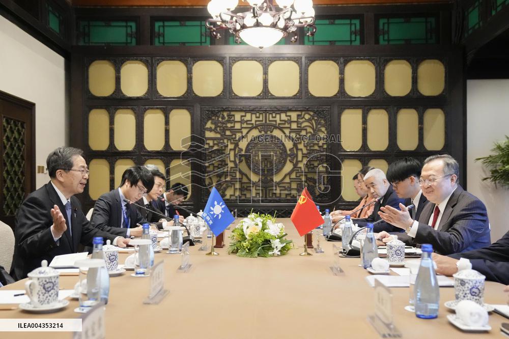 Komeito party chief in Beijing