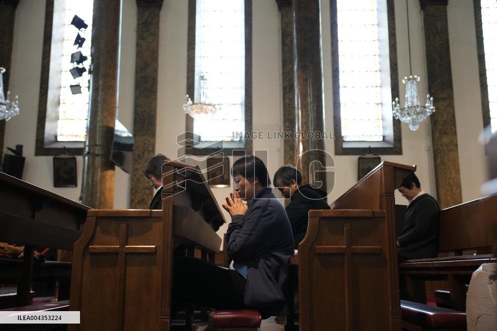 People mourn pope's death