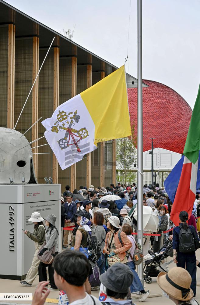 People mourn pope's death