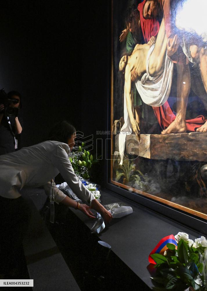 People mourn pope's death