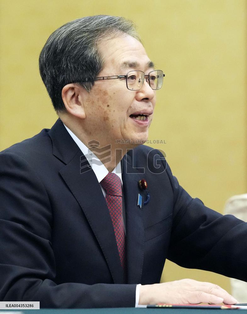 Komeito party chief in Beijing