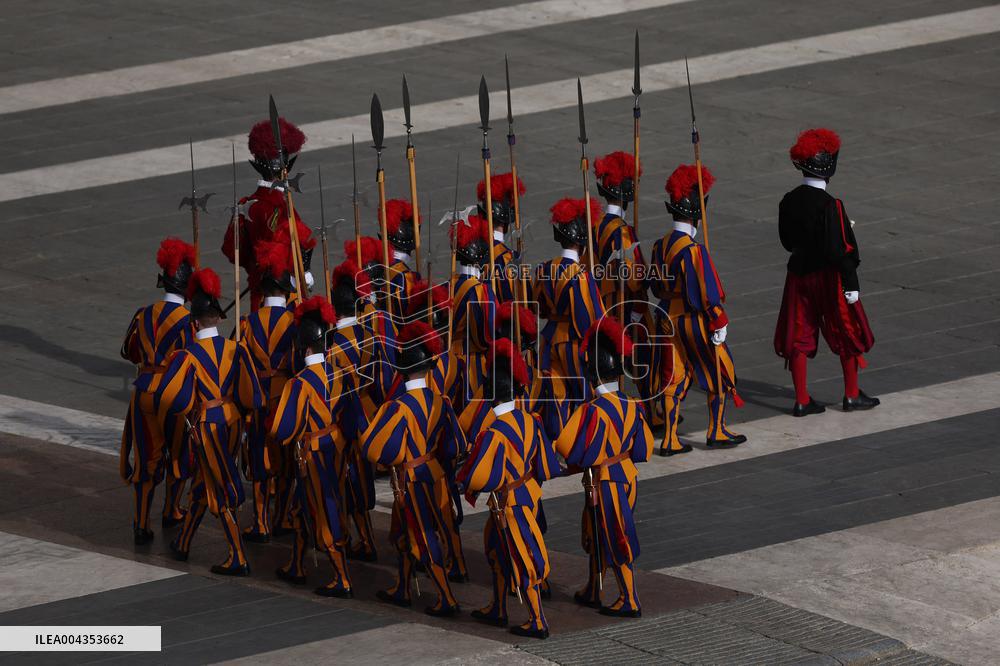 Morte di Papa Francesco -  Trasferimento del feretro di Papa  Francesco nella Basilica Vaticana