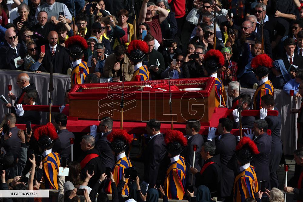 Morte di Papa Francesco -  attesa in San Pietro per il Trasferimento del feretro di Papa  Francesco