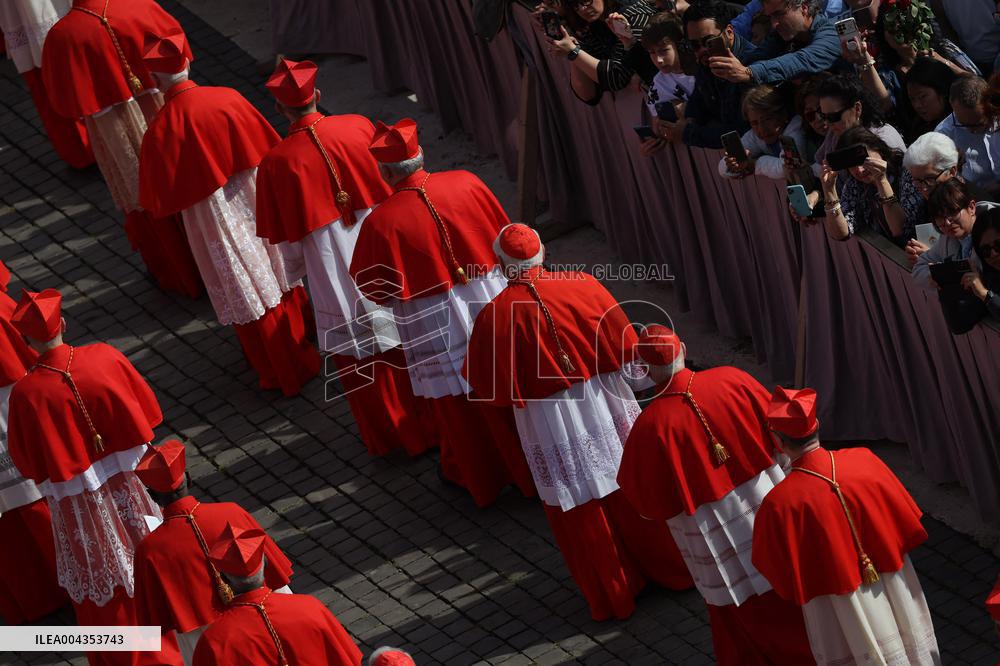 Morte di Papa Francesco -  attesa in San Pietro per il Trasferimento del feretro di Papa  Francesco