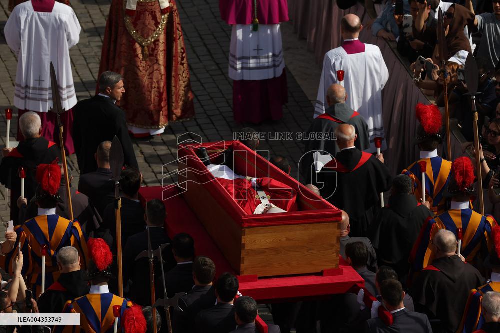 Morte di Papa Francesco -  attesa in San Pietro per il Trasferimento del feretro di Papa  Francesco
