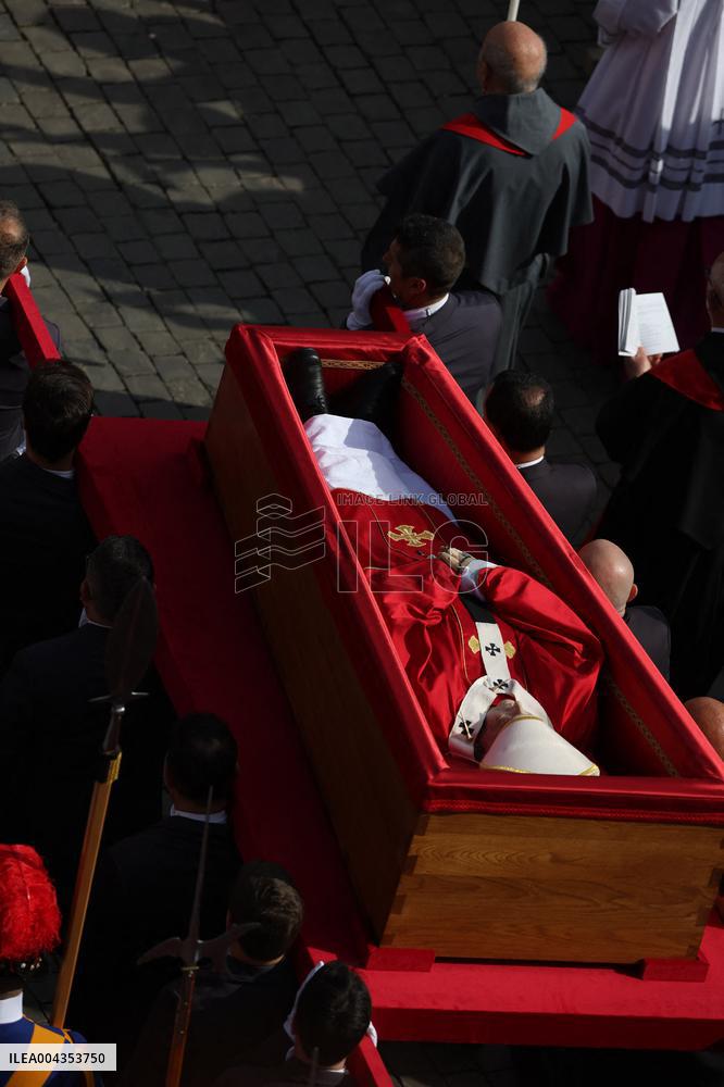 Morte di Papa Francesco -  attesa in San Pietro per il Trasferimento del feretro di Papa  Francesco