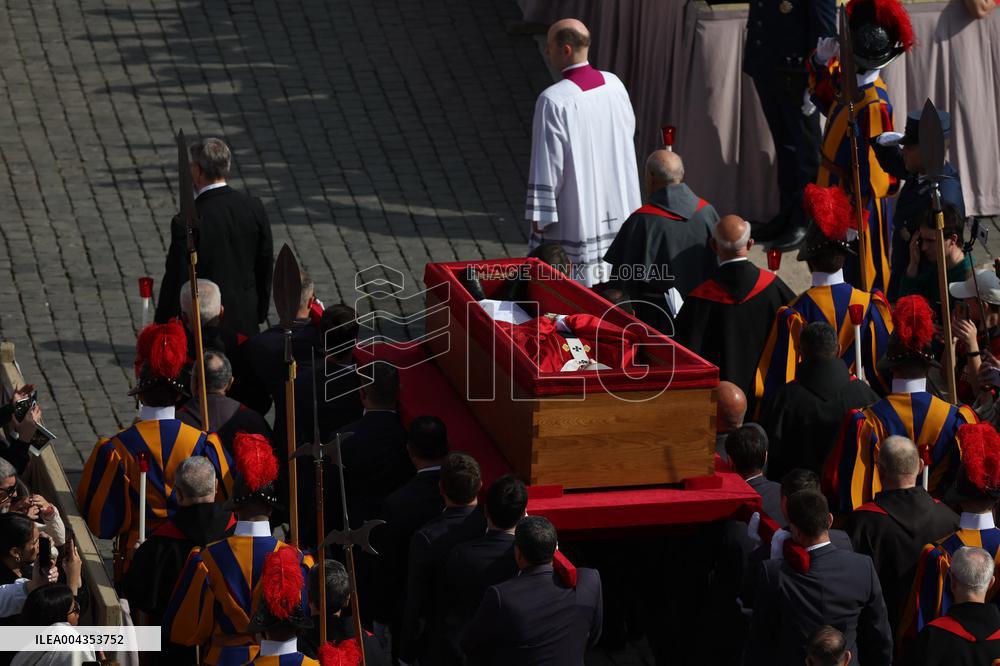 Morte di Papa Francesco -  attesa in San Pietro per il Trasferimento del feretro di Papa  Francesco