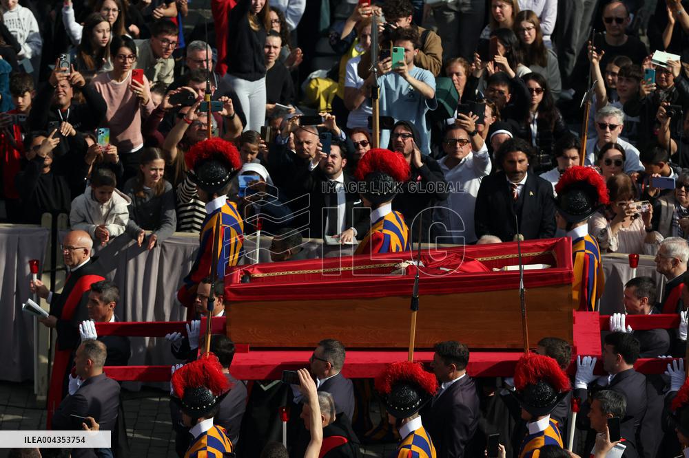 Morte di Papa Francesco -  attesa in San Pietro per il Trasferimento del feretro di Papa  Francesco